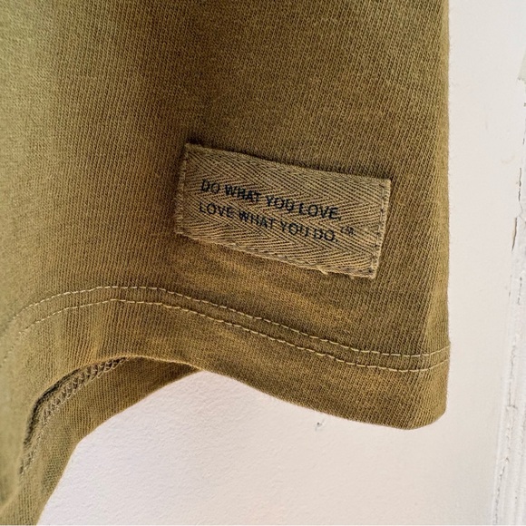 Life Is Good Women’s Olive Tune In Mountain Graphic T-Shirt - Medium - Picture 3 of 7